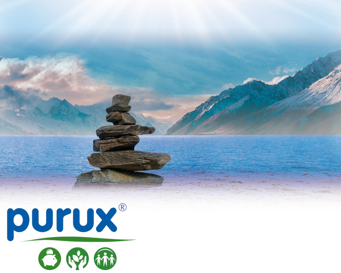 Gestapelte steine vor einer wunderschönen Landschaft bestehend aus Meer und bergen 