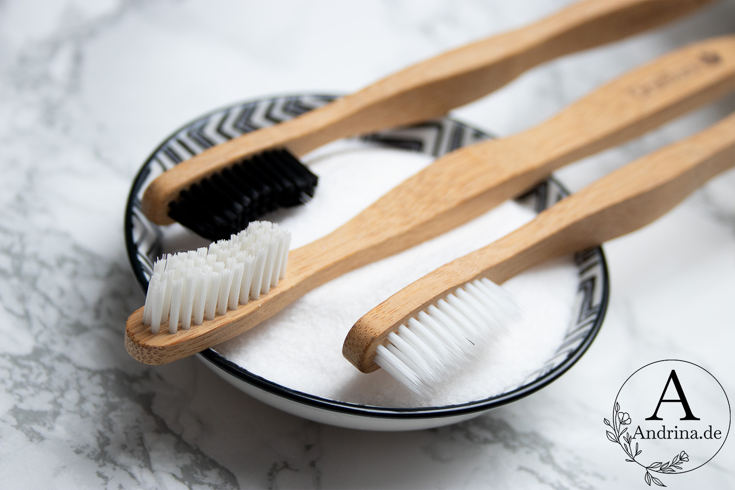 So stellst du deine natürliche Zahnpasta ganz einfach selbst her!