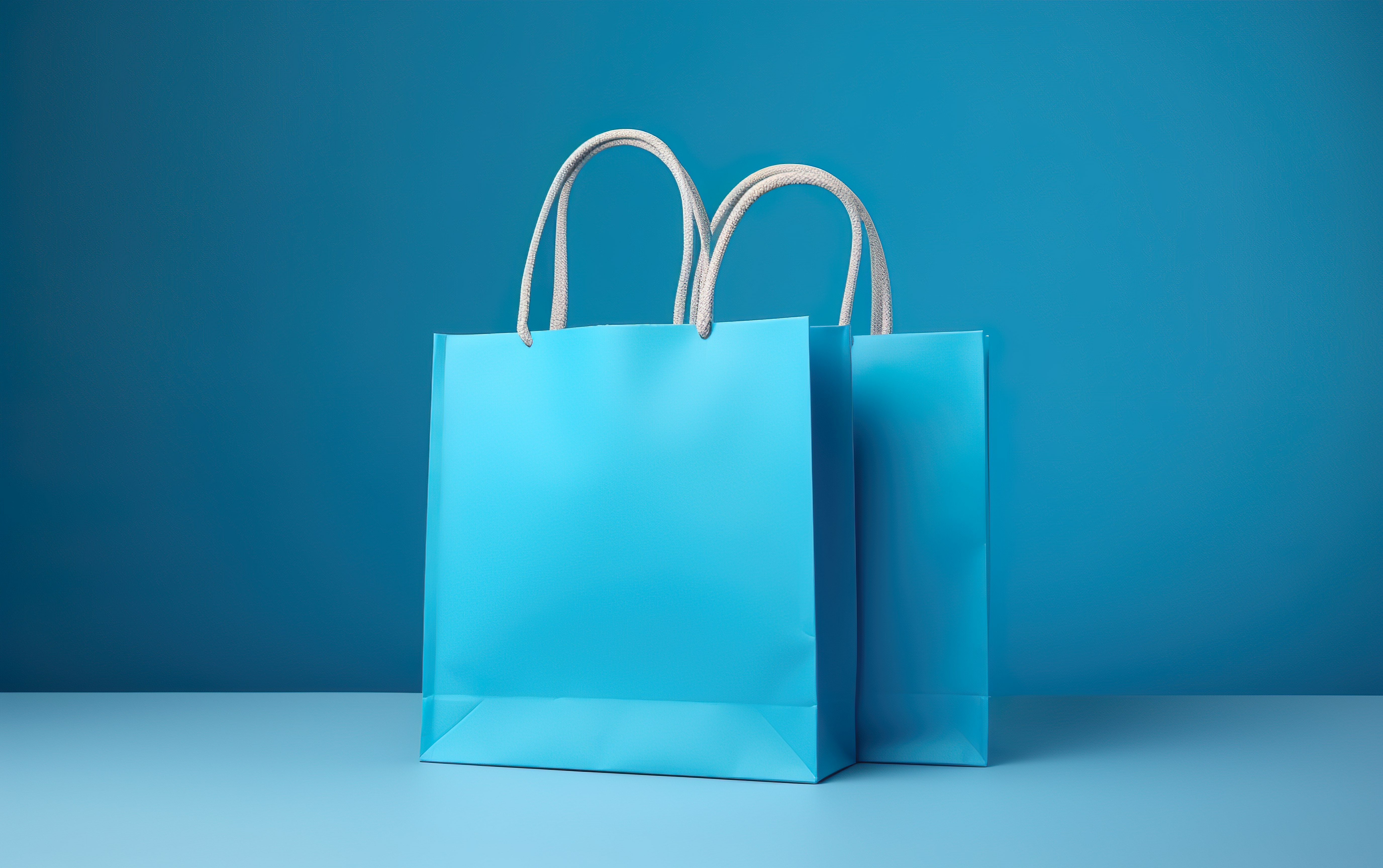 Eine Hellblaue Papier Tasche steht vor blauem Hintergrund 