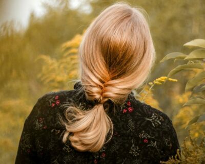 Natürlich glänzendes Haar mit saurer Rinse