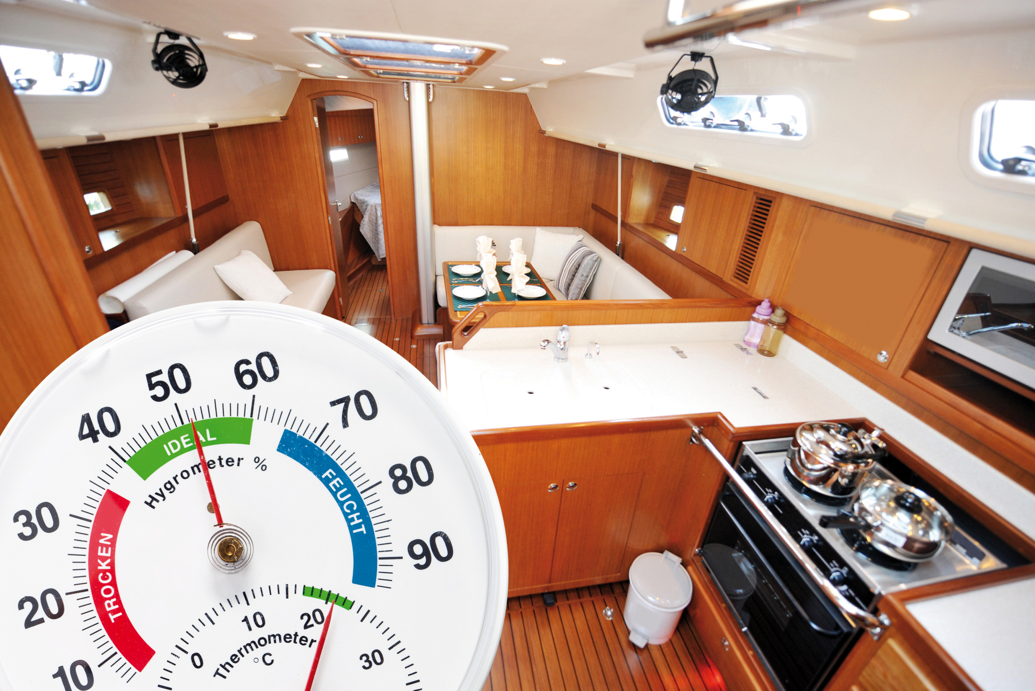 Bild einer Küche mit einem Messgerät für Luftfeuchtigkeit. Das Messgerät zeig Ideale Feuchtigkeit an.