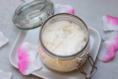 Weiche Haut durch Meersalz-Peeling