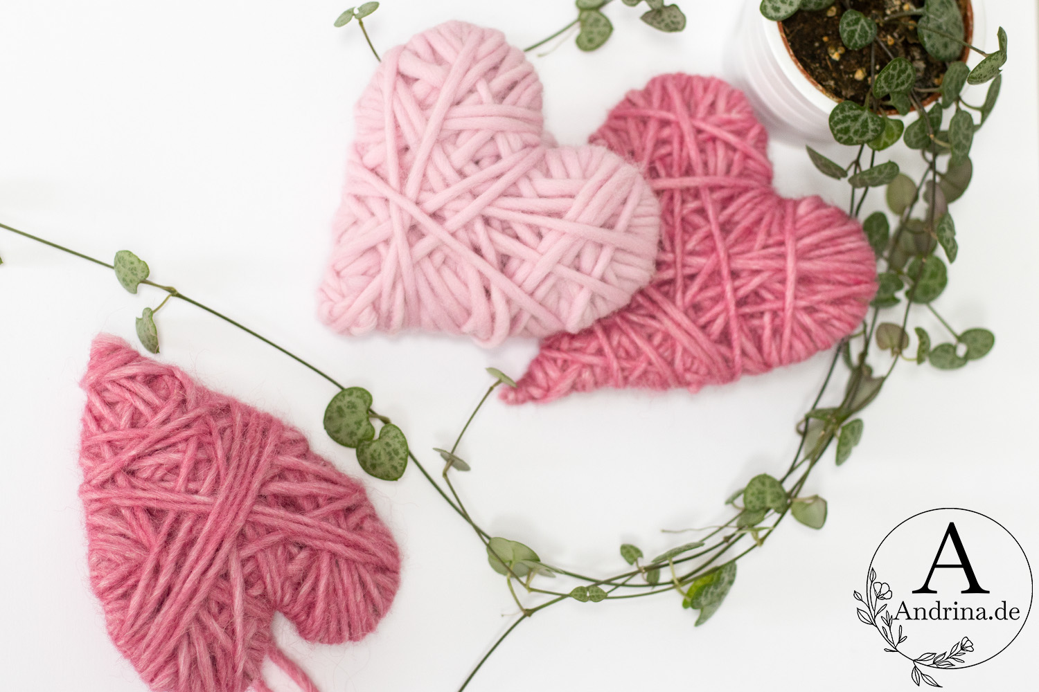 Wollherzen basteln: DIY-Deko aus Karton &#038; Wollresten